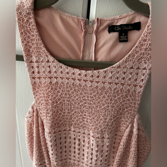 City Studio Dresses & Skirts - EUC City Studio Blush Lace Sleeveless Dress w/Asymmetrical Neckline, Lined
